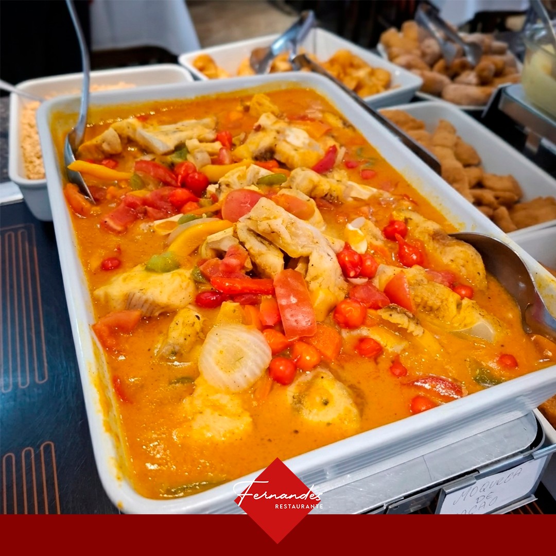 Prato quente com peixe e legumes